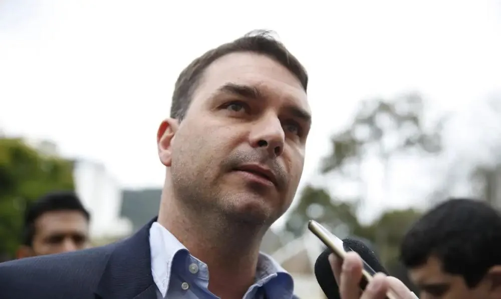 Flávio inclui parentes ao defender fim da reeleição em possível mandato