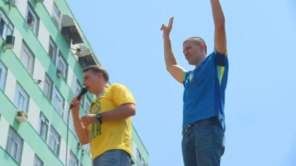 Flávio diz que Jair Bolsonaro colocará a faixa presidencial nele no dia da posse e promete reduzir maioridade penal