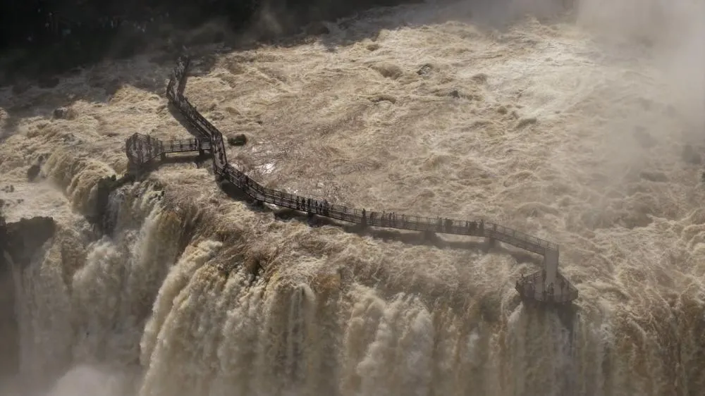 Passarela das Cataratas do Iguaçu é fechada após cheia