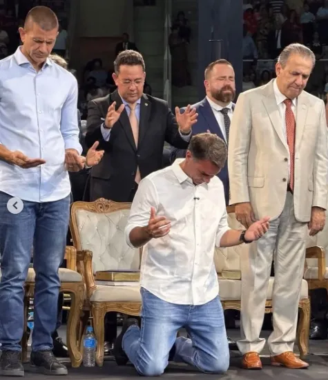Flávio vai a culto com Douglas Ruas e fala em “guerra espiritual” no Brasil