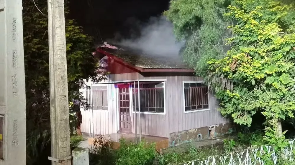 Mulher dorme com cigarro aceso e tem mais de 50% do corpo queimado em incêndio em SC