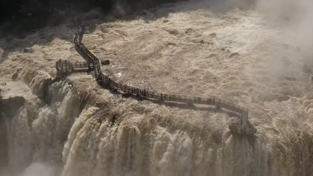 Acesso às Cataratas do Iguaçu do lado argentino é fechado temporariamente devido à alta vazão das quedas