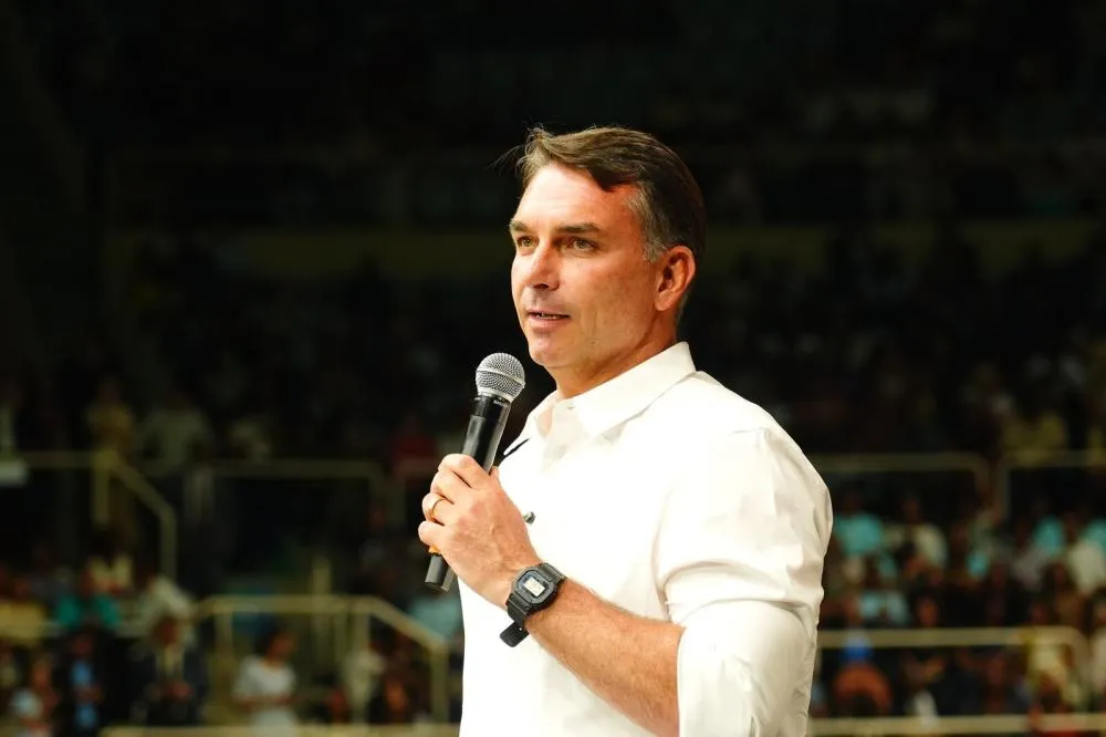Propaganda eleitoral de Flávio vai ao ar sem som e candidato diz: ‘Não vão me calar’