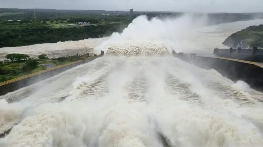 Itaipu abre dez comportas do vertedouro e libera volume de água sete vezes maior que o das Cataratas do Iguaçu