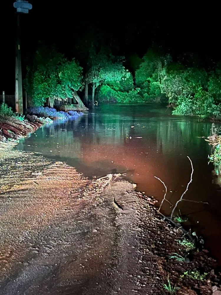 Ponte sobre o Rio Marrecos, em Margarida, é interditada devido à elevação da água