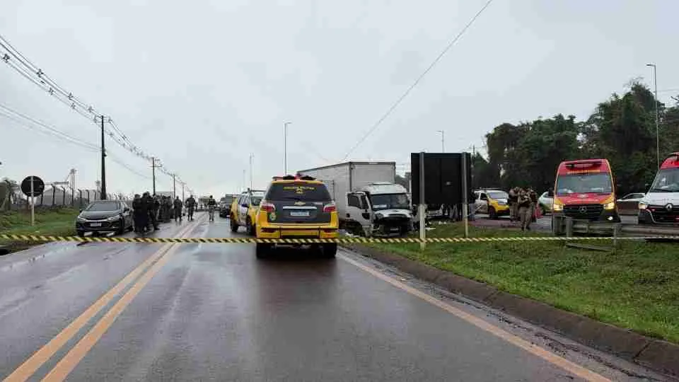 Perseguição termina com casal baleado e caminhão com drogas apreendido na BR-277, em Cascavel