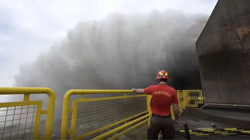 Itaipu abre duas calhas do vertedouro e libera volume de água quase nove vezes maior que a média das Cataratas do Iguaçu