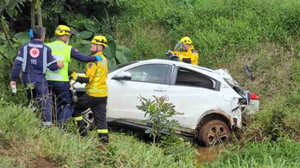 Acidente entre carro e caminhão mata duas crianças e uma mulher no interior do PR