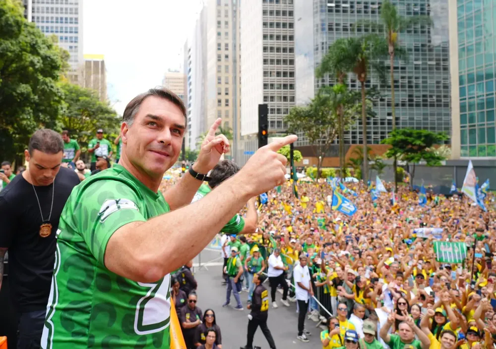 Bloco 22 na Avenida Paulista consolida a grande onda da vitória de Flávio Bolsonaro a uma semana do segundo turno