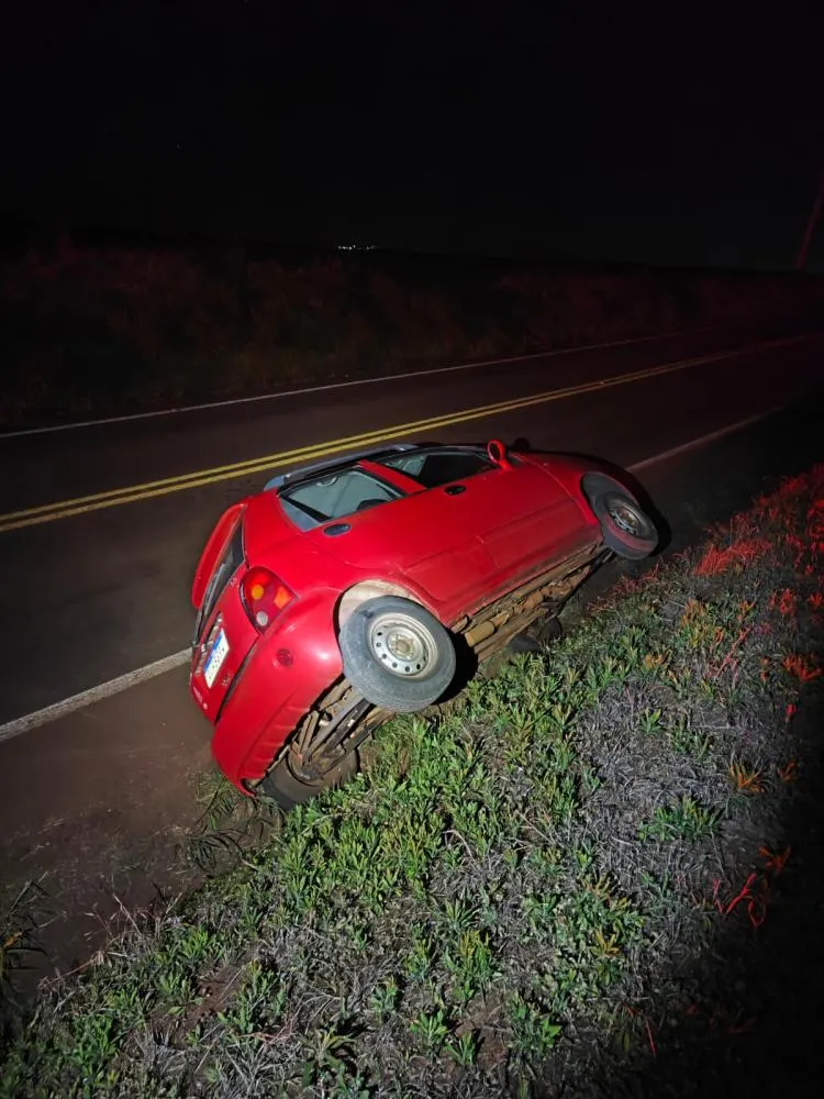 Motorista de 66 anos fica ferido após carro atingir barranco na PR-239, em Quatro Pontes