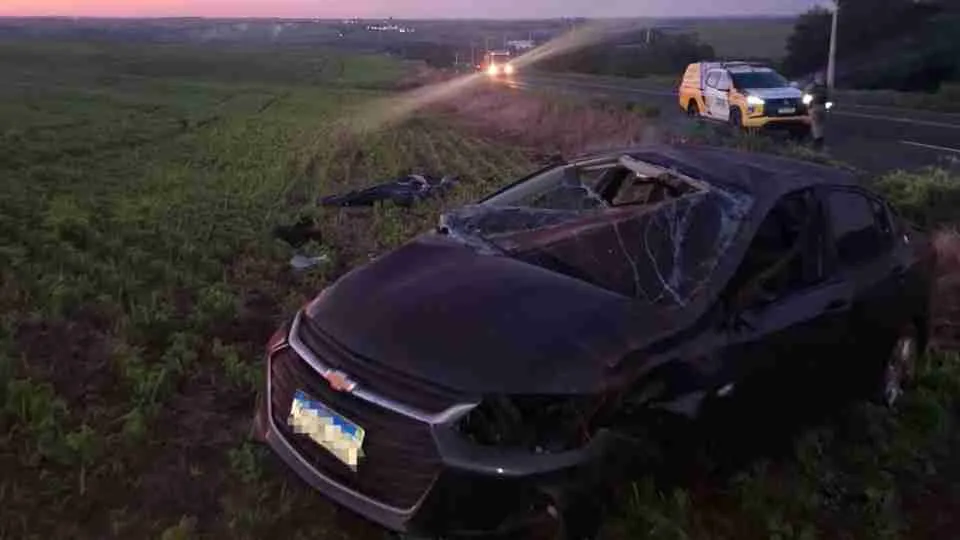 Jovem de 20 anos morre após ser ejetado de carro durante capotamento em Brasilândia do Sul