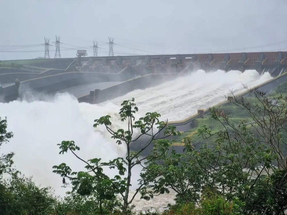Itaipu fecha calha central do vertedouro para evitar nova elevação do Rio Paraná