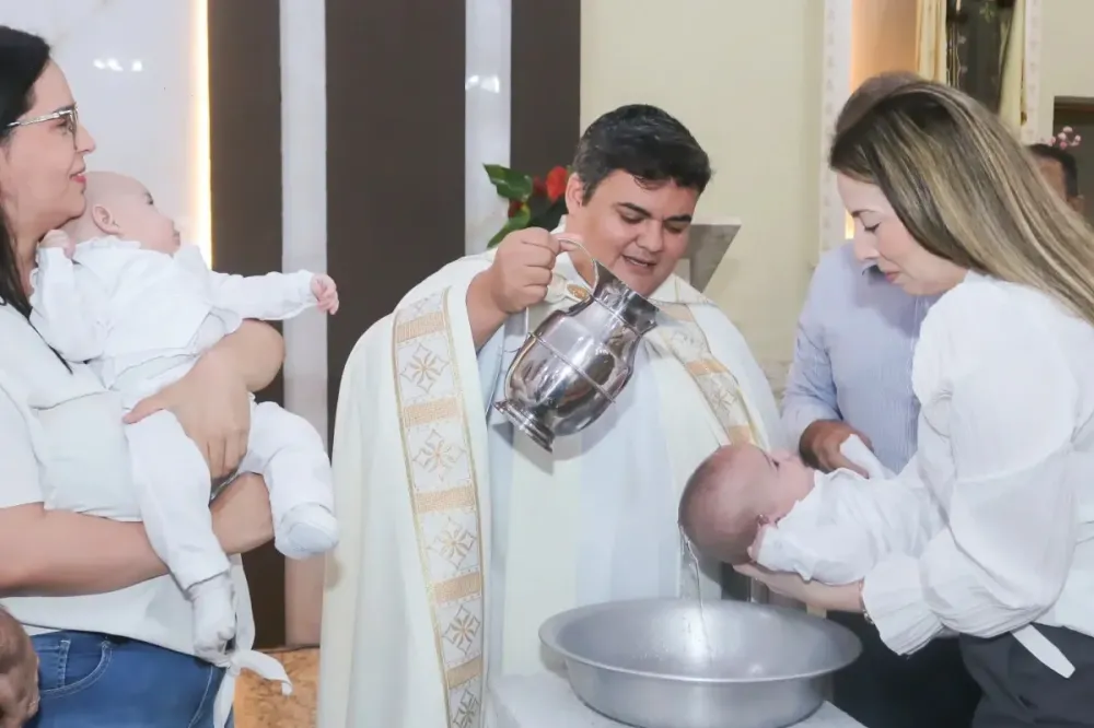 Família confunde gêmeos e padre batiza o mesmo bebê duas vezes em SP