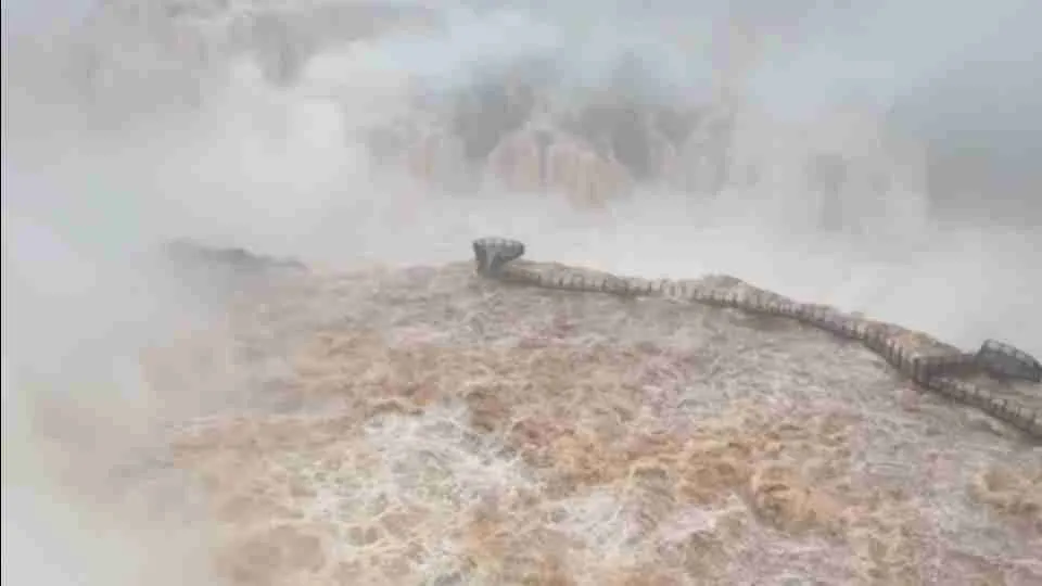 Cataratas do Iguaçu têm vazão oito vezes acima da média e passarelas seguem interditadas