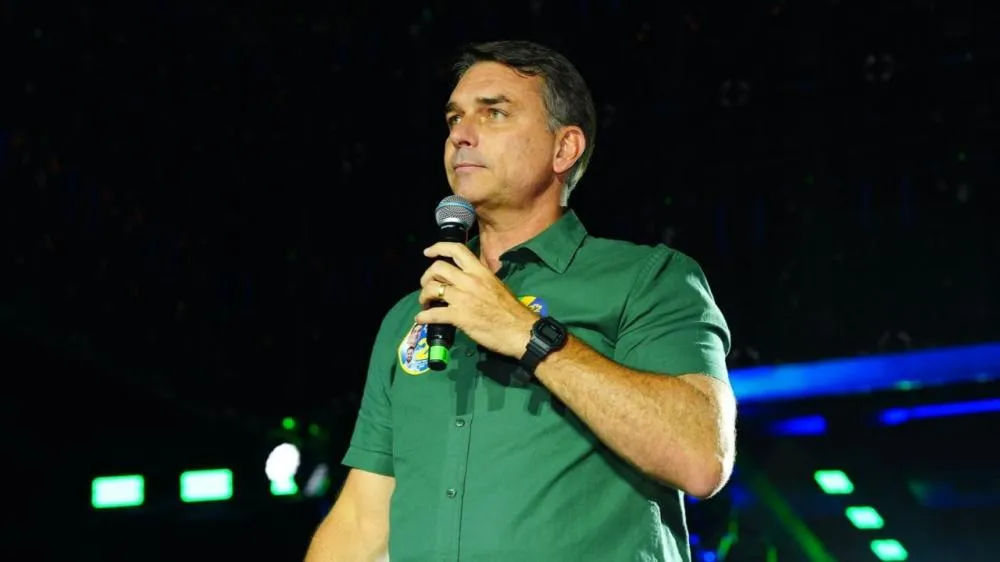 Flávio diz ter sido intimado pela PF a entregar passaporte