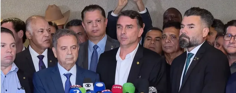 Bancada do PL no Congresso manifesta “total apoio” a Flávio Bolsonaro