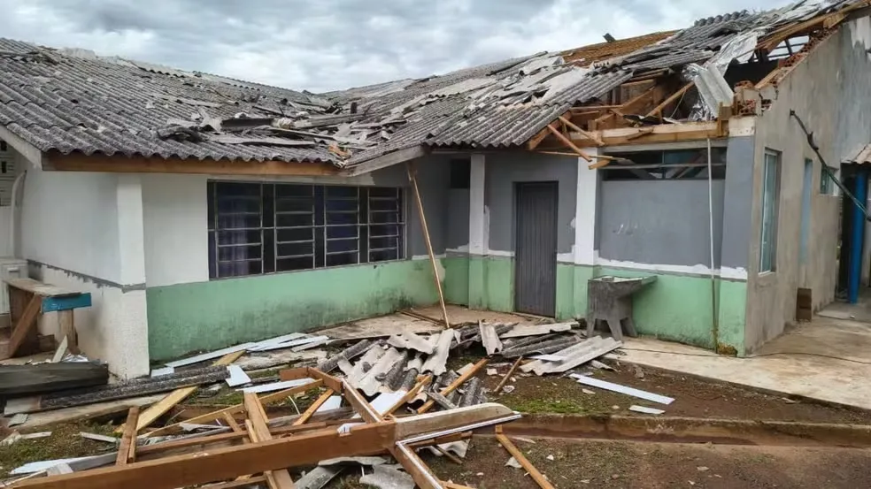 Temporais danificam mais de 1,3 mil casas, deixam milhares de pessoas afetadas e suspendem aulas no Paraná