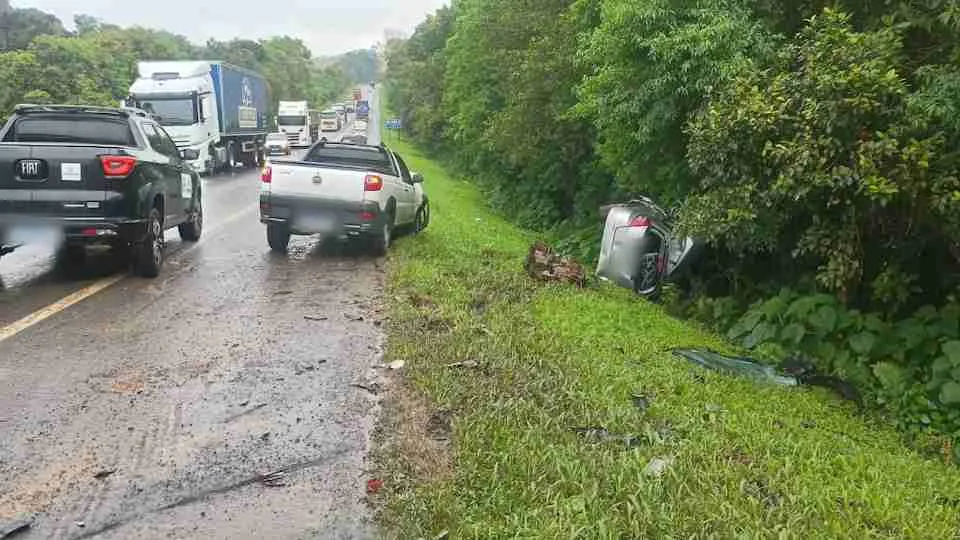 Acidente entre dois carros e carreta deixa uma pessoa morta na BR-277, em Irati