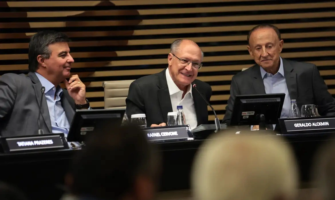 Alckmin diz que redu&ccedil;&atilde;o da jornada de trabalho &eacute; tend&ecirc;ncia mundial