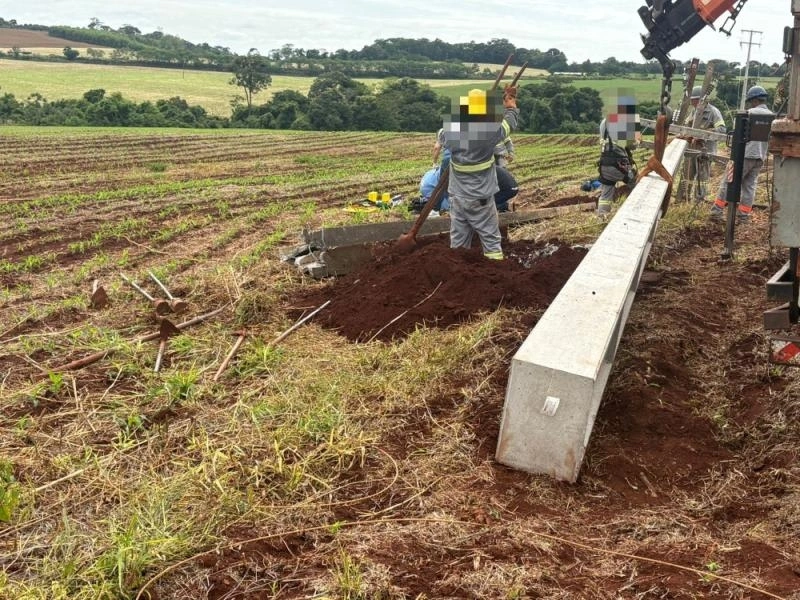 Poste quebra e cai sobre trabalhador em Mercedes