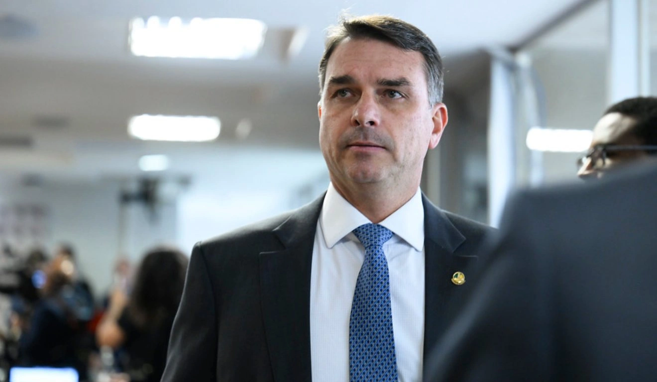 &ldquo;Diesel est&aacute; a R$ 10 e n&atilde;o h&aacute; pandemia&rdquo;, diz Fl&aacute;vio Bolsonaro no RN