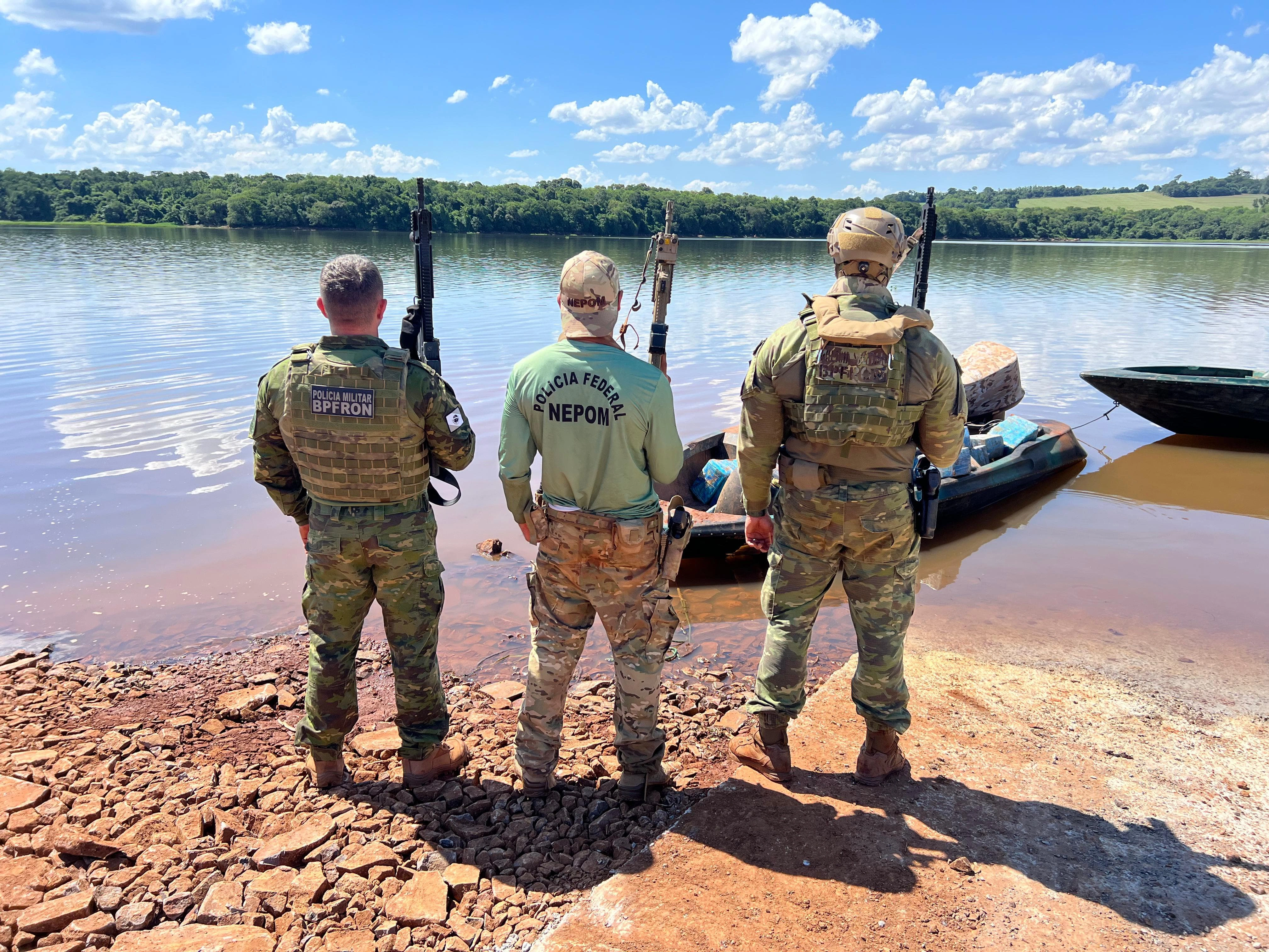 Policiais apreendem embarca&ccedil;&atilde;o com mais de 1,2 tonelada de maconha no Rio Paran&aacute;, em Mercedes