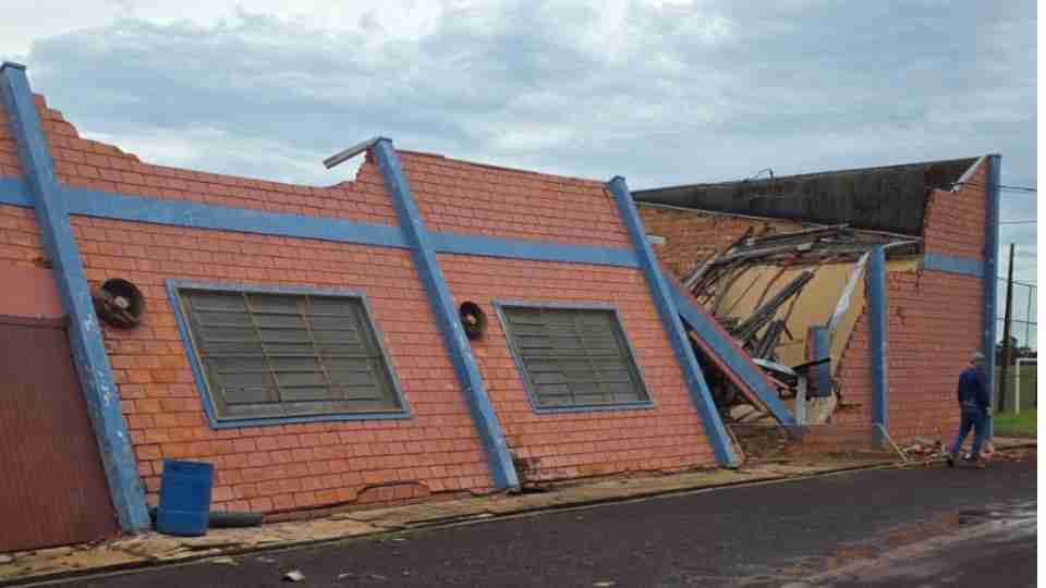 Temporal causa destelhamentos e derruba árvores em Quedas do Iguaçu