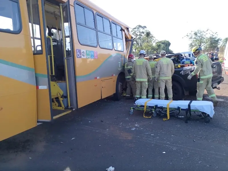 Acidente entre caminhonete e &ocirc;nibus deixa seis feridos na BR-272, em Campo Mour&atilde;o