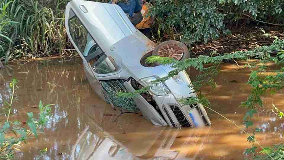 Voltando do HU com o av&ocirc;, rapaz capota carro e cai em barranco na PR-180