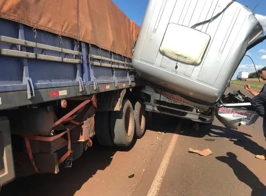 Acidente envolve tr&ecirc;s carretas na BR-163 entre Toledo e Marechal Rondon