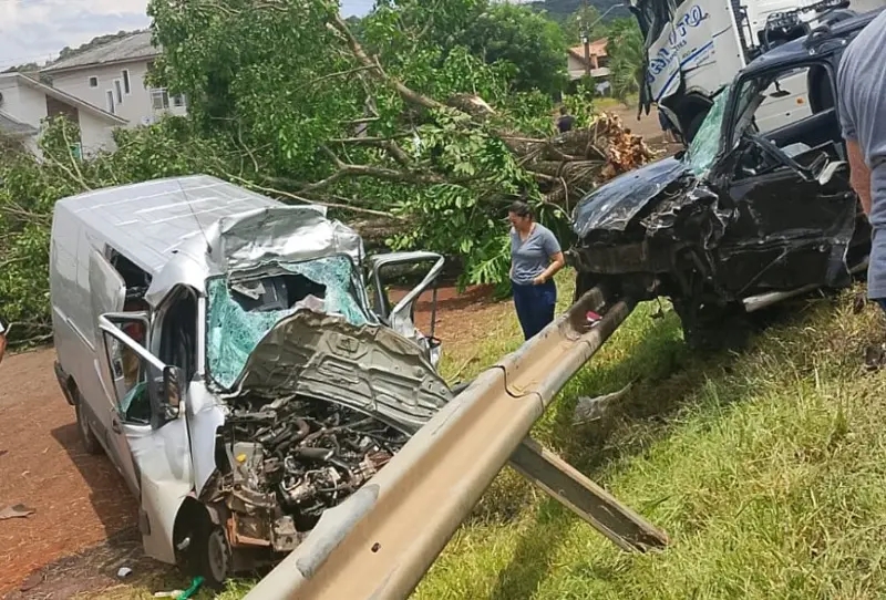Acidente entre van e caminh&atilde;o-tanque deixa um morto e tr&ecirc;s feridos na BR-277