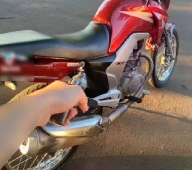 Jovem publica foto exibindo arma em rede social, familiar denuncia e namorado dela &eacute; preso, no Paran&aacute;