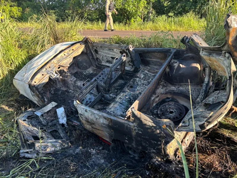 Motorista morre ap&oacute;s carro sair da pista e pegar fogo na PR-484, em Capit&atilde;o Le&ocirc;nidas Marques