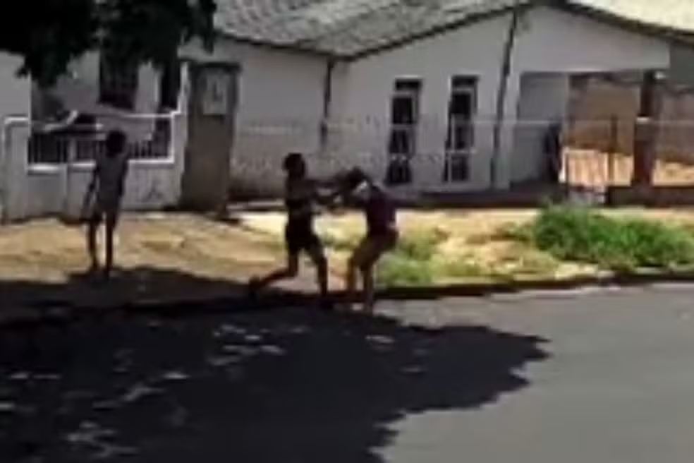 M&atilde;e &eacute; presa por espancar filhas adolescentes no meio da rua ap&oacute;s elas se recusarem a acompanh&aacute;-la em festa, no Paran&aacute;