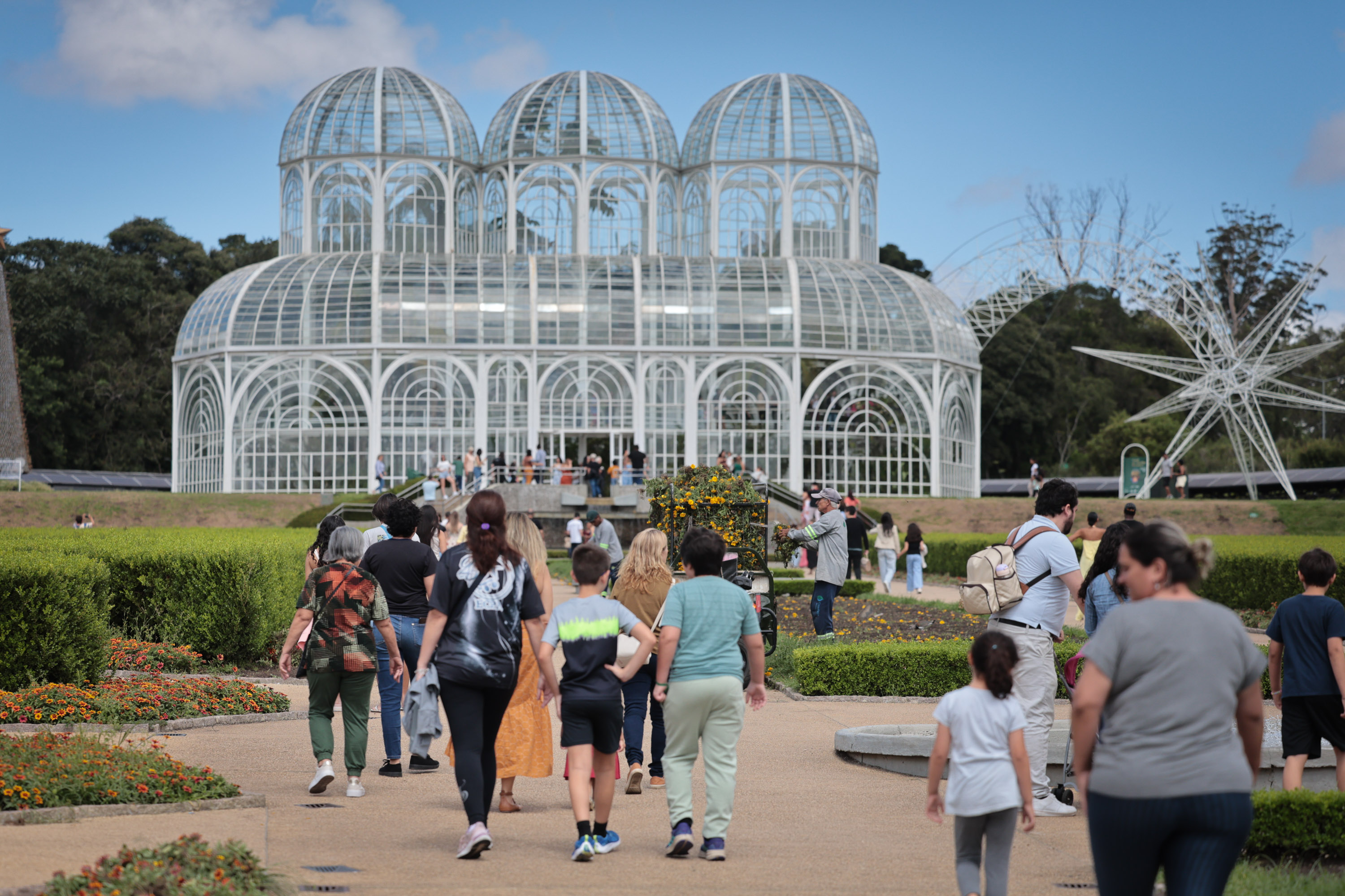 Antes de frente fria, fim de semana ser&aacute; de calor e chuvas isoladas no Paran&aacute;