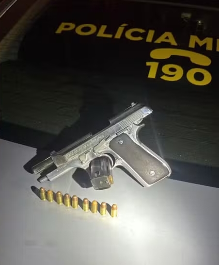 Homem atira na pr&oacute;pria perna ao tentar guardar arma e acaba preso em Cascavel