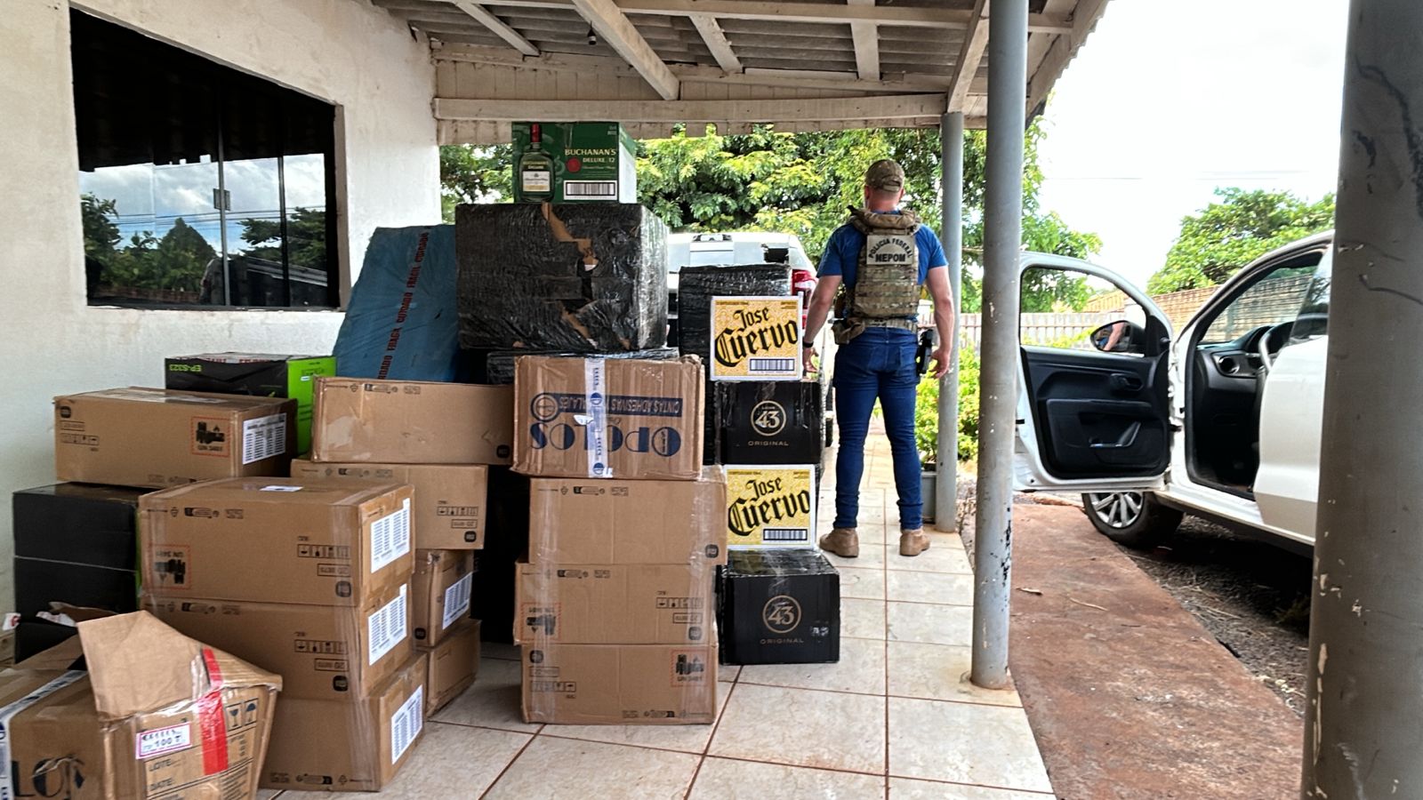 Pol&iacute;cia Federal apreende ve&iacute;culo e grande quantidade de contrabando em Mundo Novo