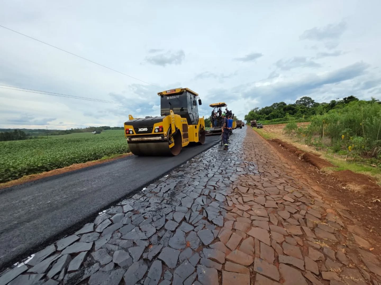 Iniciada a pavimenta&ccedil;&atilde;o asf&aacute;ltica sobre pedras irregulares na Linha Conc&oacute;rdia, interior de Marechal Rondon