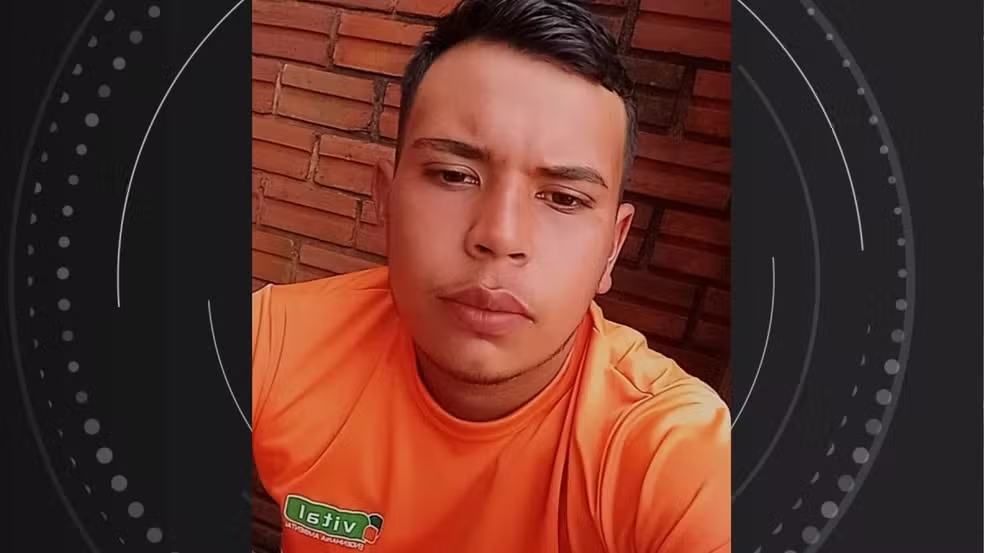 Gari &eacute; morto a tiros durante coleta de lixo e pai, que trabalha na mesma empresa, encontra corpo do filho, no PR