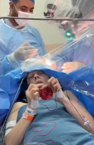 Paciente fica acordada e faz croch&ecirc; enquanto m&eacute;dicos retiram tumor do c&eacute;rebro dela, em Cascavel