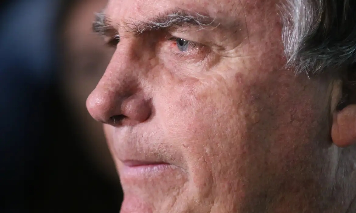 Com crise persistente de solu&ccedil;os, Bolsonaro faz nova cirurgia