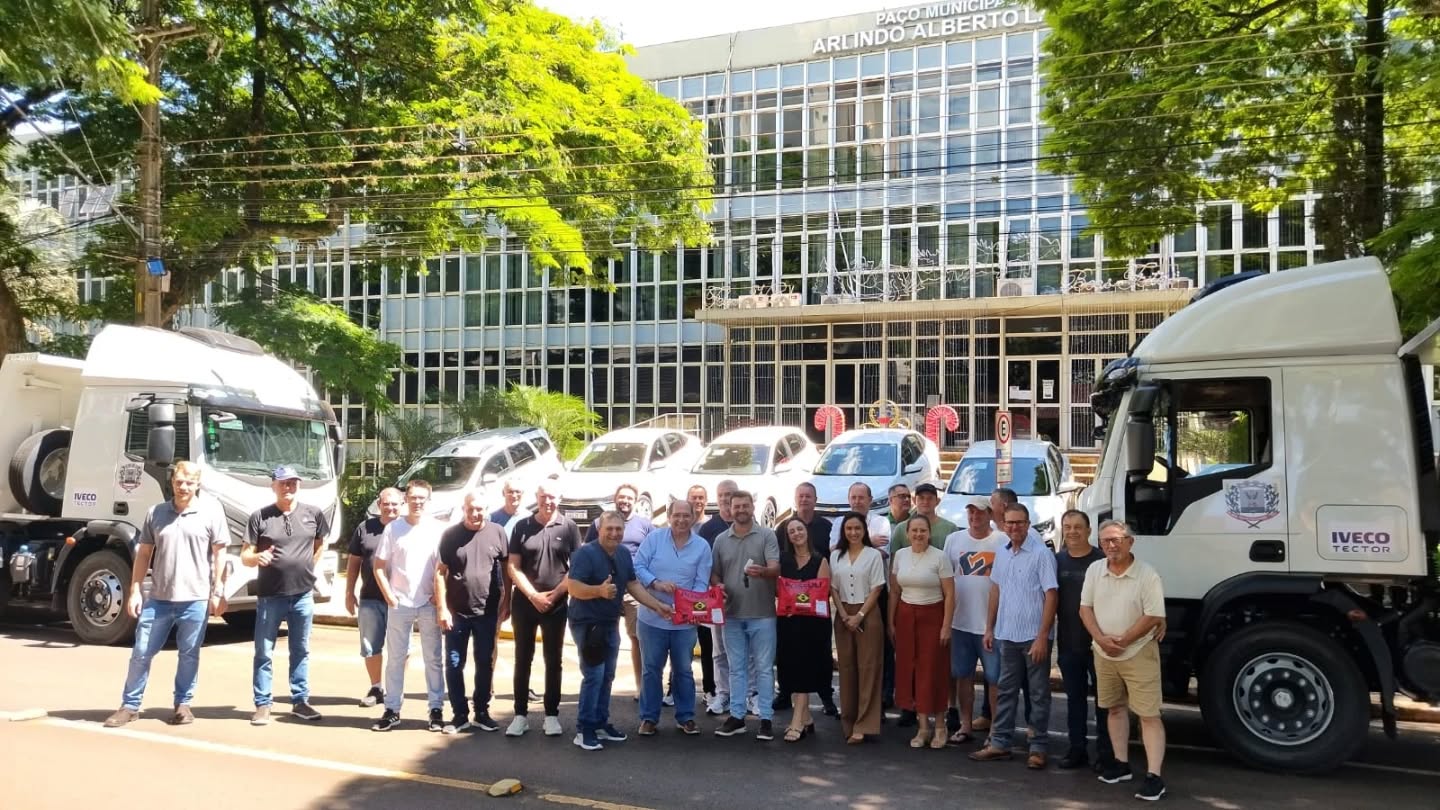 Dois caminh&otilde;es bitruck e cinco ve&iacute;culos refor&ccedil;am a frota da prefeitura rondonense