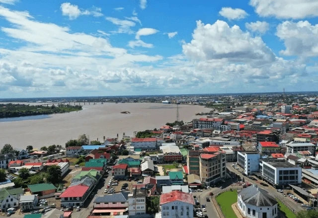 Homem mata nove pessoas a facadas no Suriname