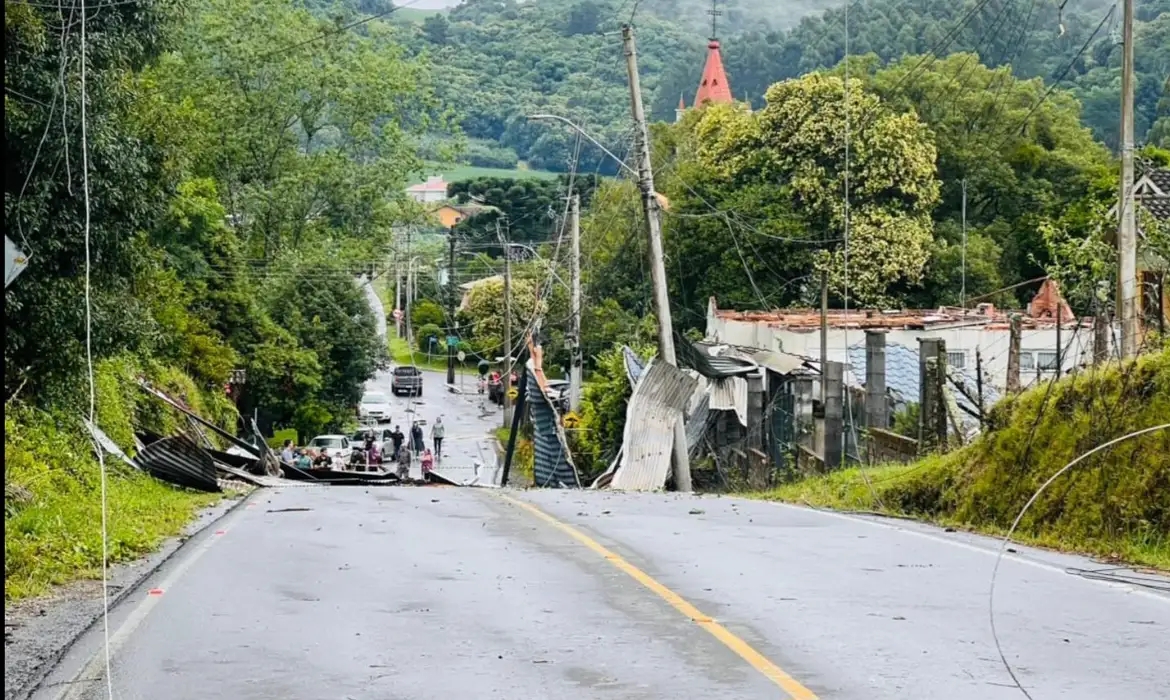 Cidade de Farroupilha (RS) decreta situa&ccedil;&atilde;o de emerg&ecirc;ncia ap&oacute;s tornado