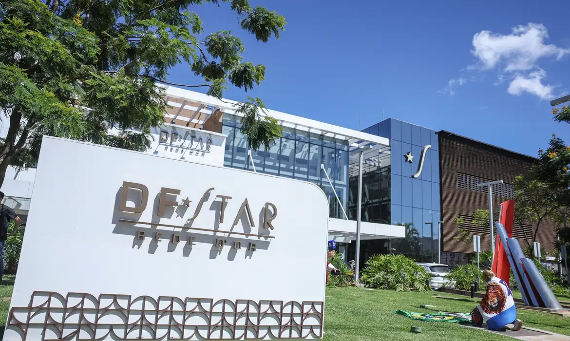 Jair Bolsonaro &eacute; internado para ser submetido a cirurgia nesta quinta