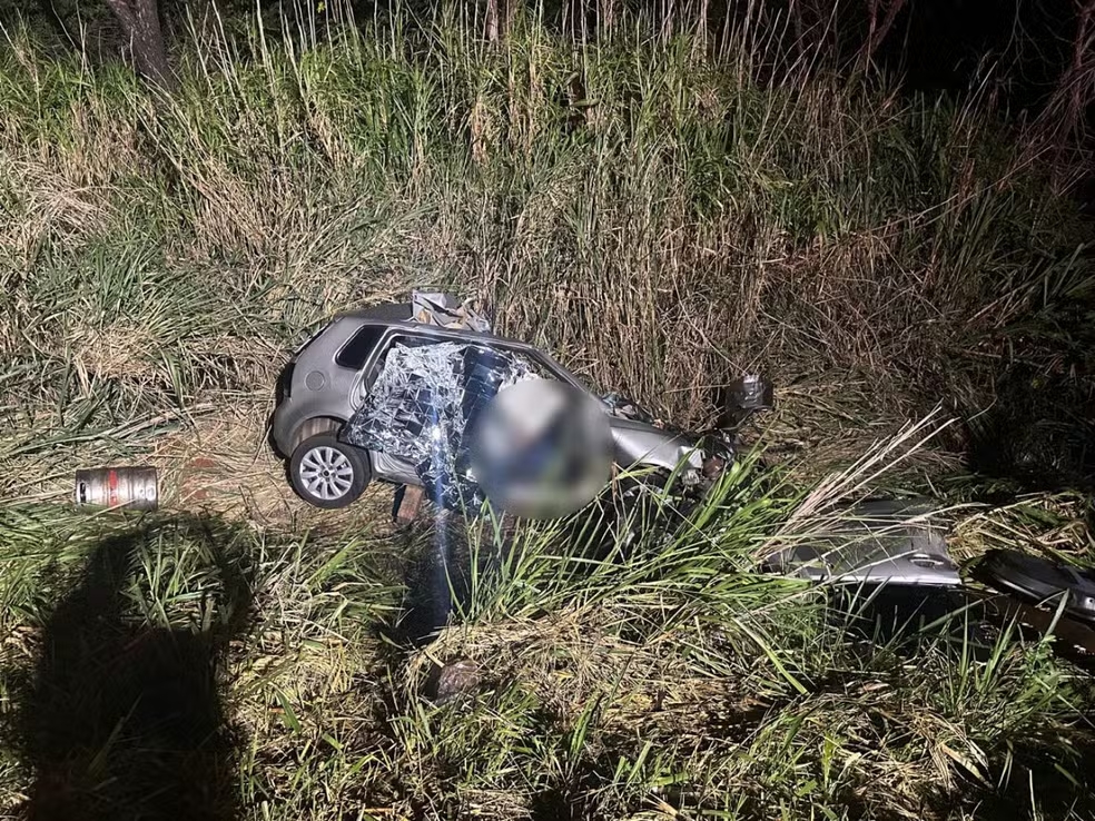 Cinco pessoas morrem em batida entre carro e caminh&atilde;o no Paran&aacute;