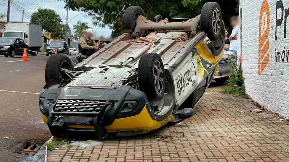 Viatura da Pol&iacute;cia Militar capota ap&oacute;s batida com carro em Cascavel