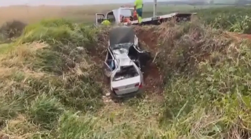Condutora fica presa nas ferragens ap&oacute;s carro bater contra barranco na BR-369, em Corb&eacute;lia