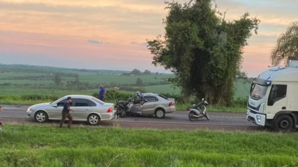 Motorista morre ap&oacute;s ultrapassagem proibida, e PRF encontra 50 quilos de maconha no carro, no PR