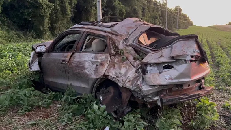 Pai e filho s&atilde;o detidos ap&oacute;s persegui&ccedil;&atilde;o e capotamento na BR-277